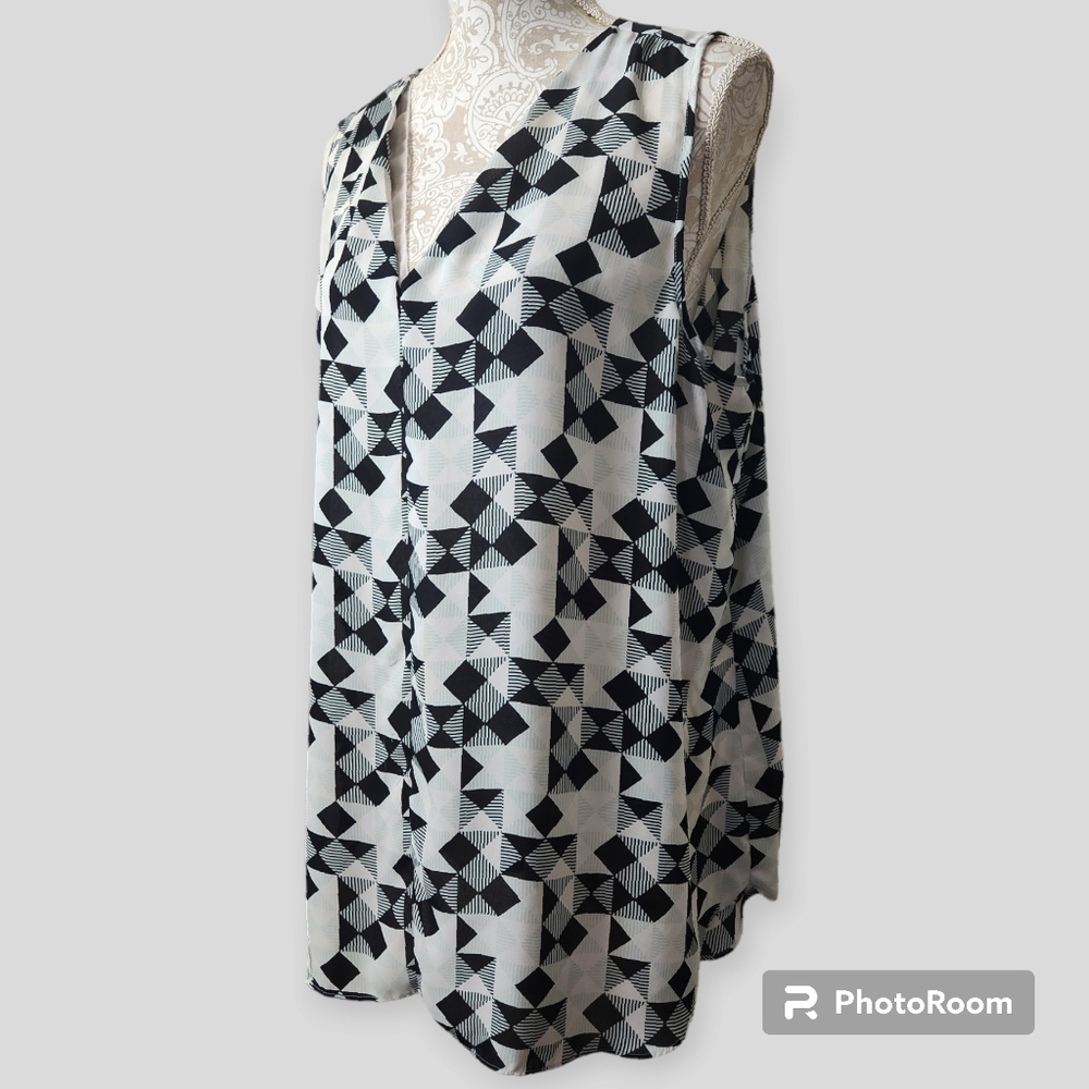 Sleeveless Black & White Geometric V-Neck Top